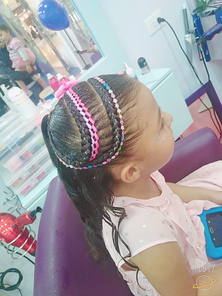 Trenzas con cinta y mariposa